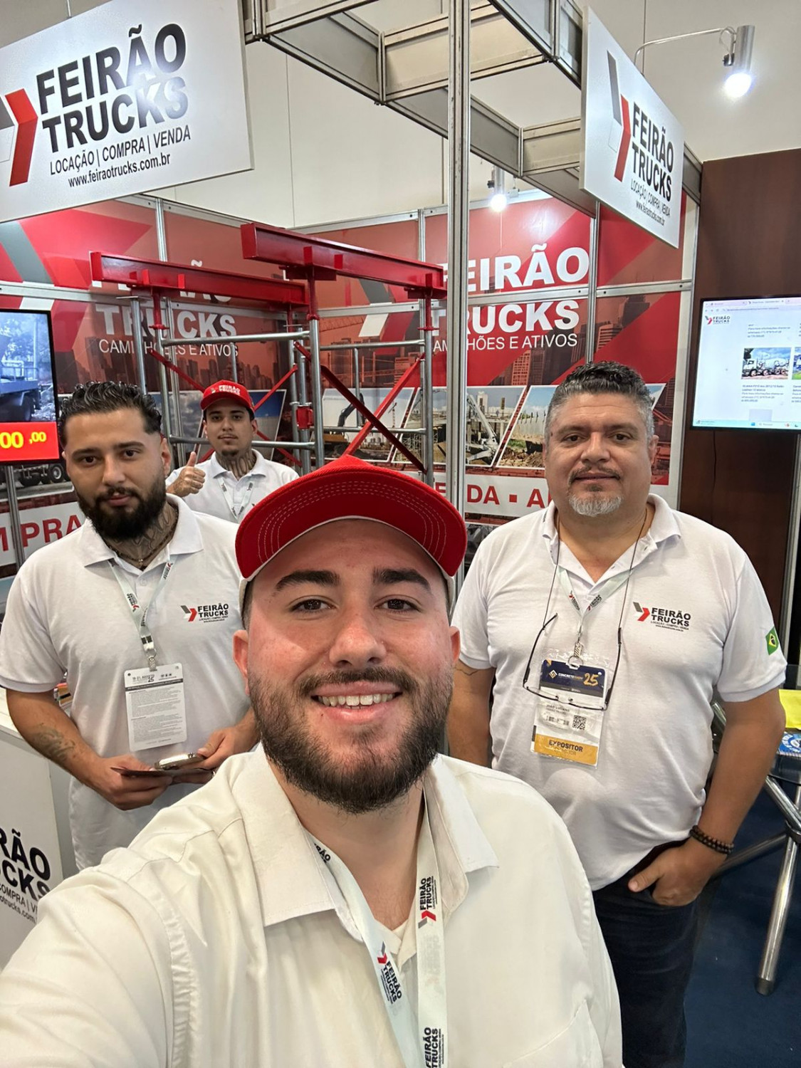 Equipe da Feirão Trucks reunida no estande da ConcreteShow 2025