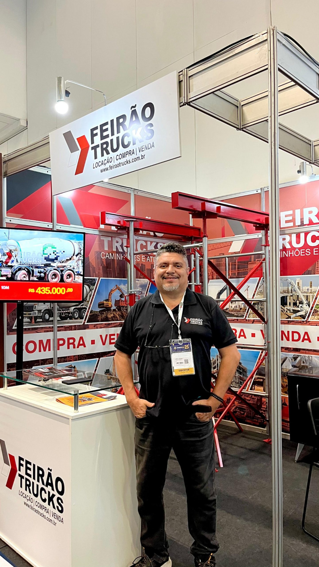 Representante da Feirão Trucks no estande da ConcreteShow 2025