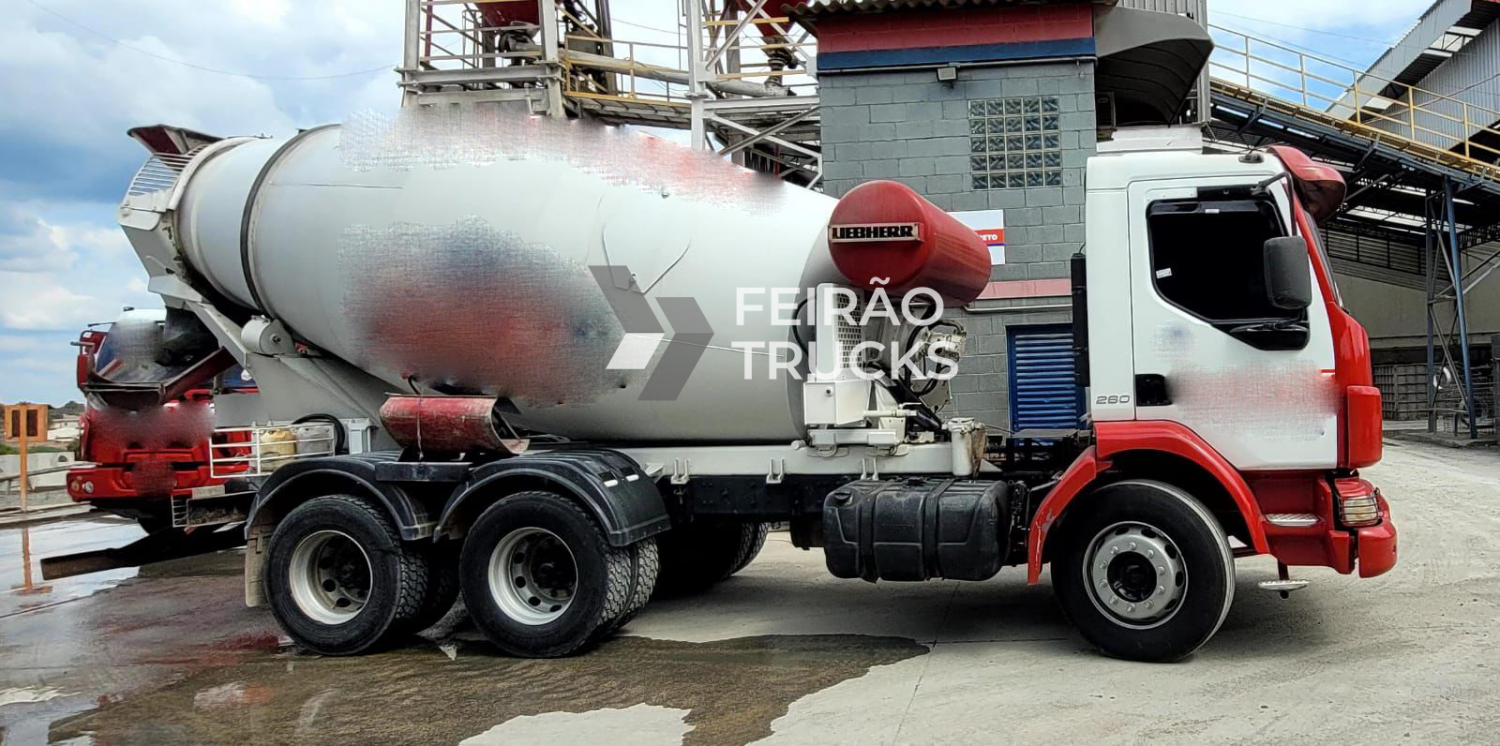 Volvo VM 260 - Ano 2007 Balão Liebherr 8M