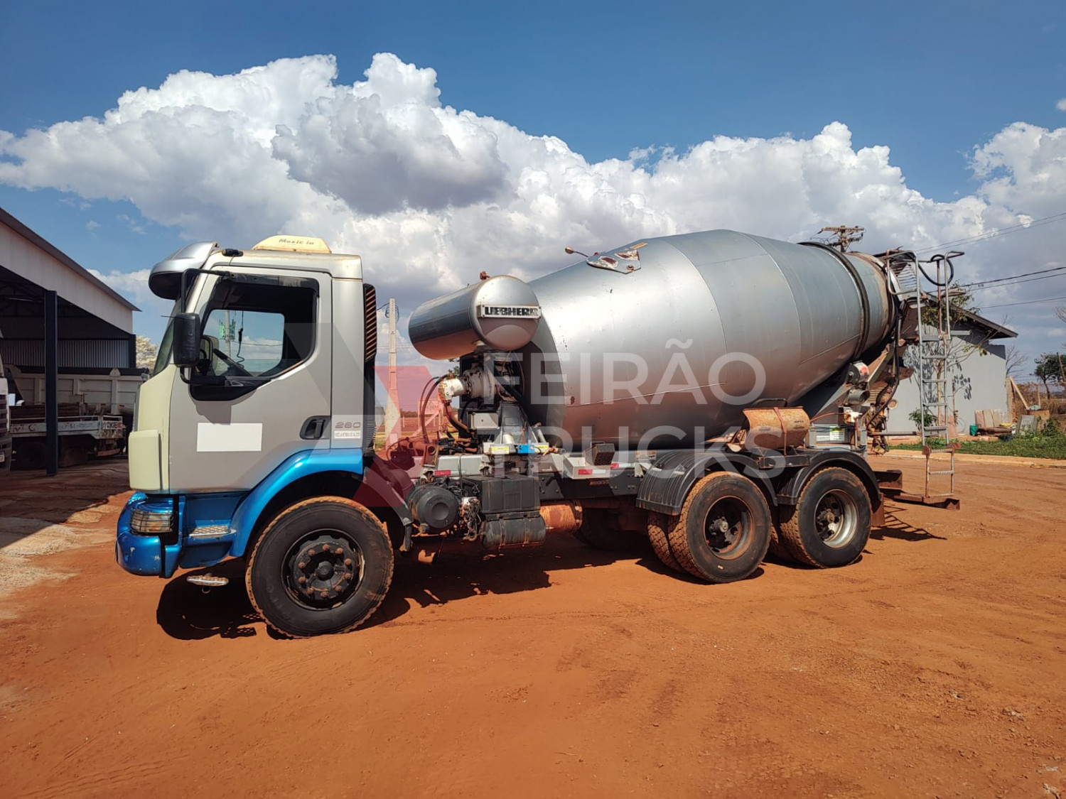 Volvo VM 260 Ano 2010 Balão Liebherr 8 M