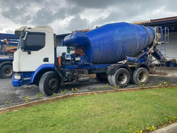 Caminhão volvo VM260 ano 2011 Betoneira Liebherr 8M