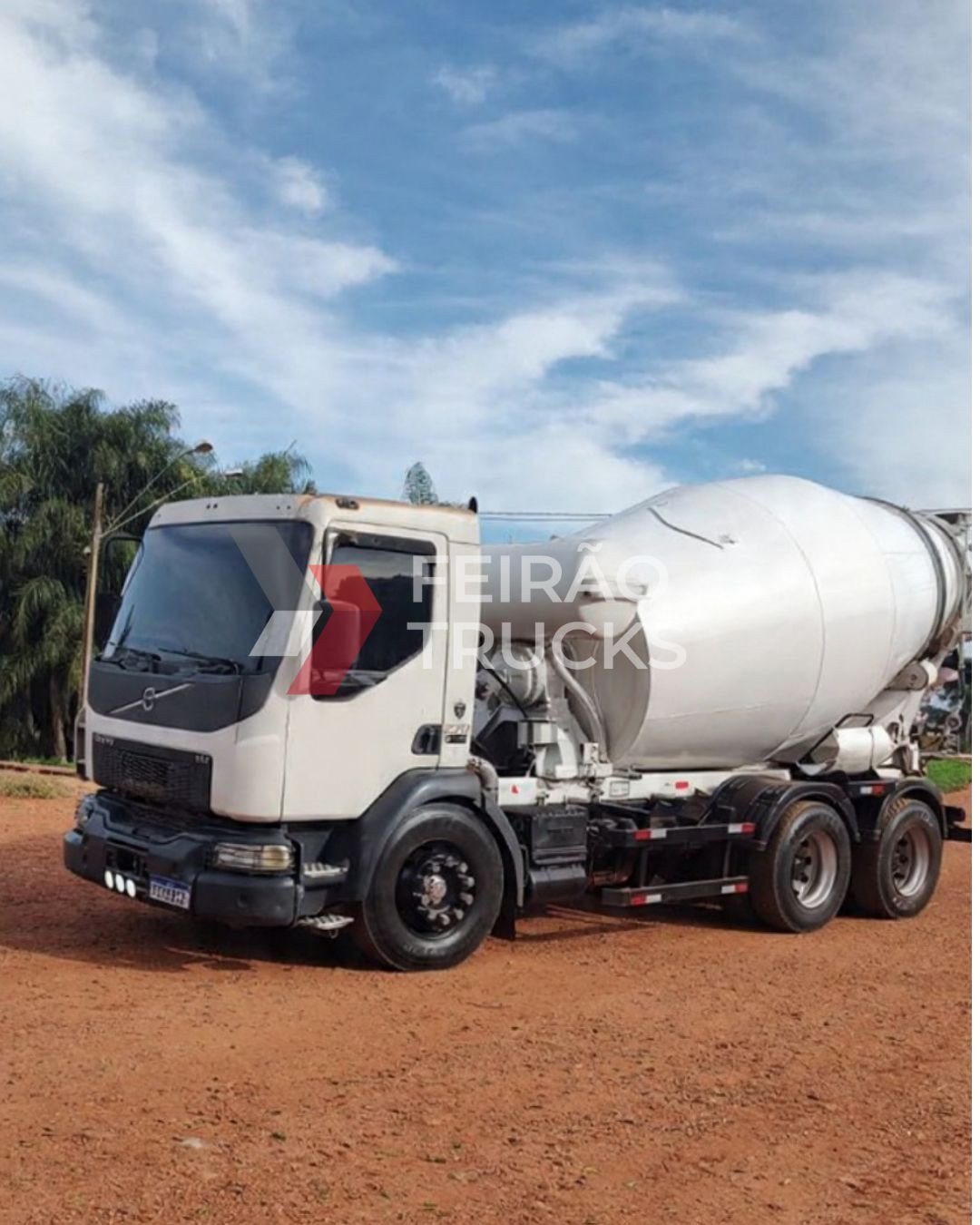 Volvo VM270 ano 2015 - Betoneira Liebherr 8M