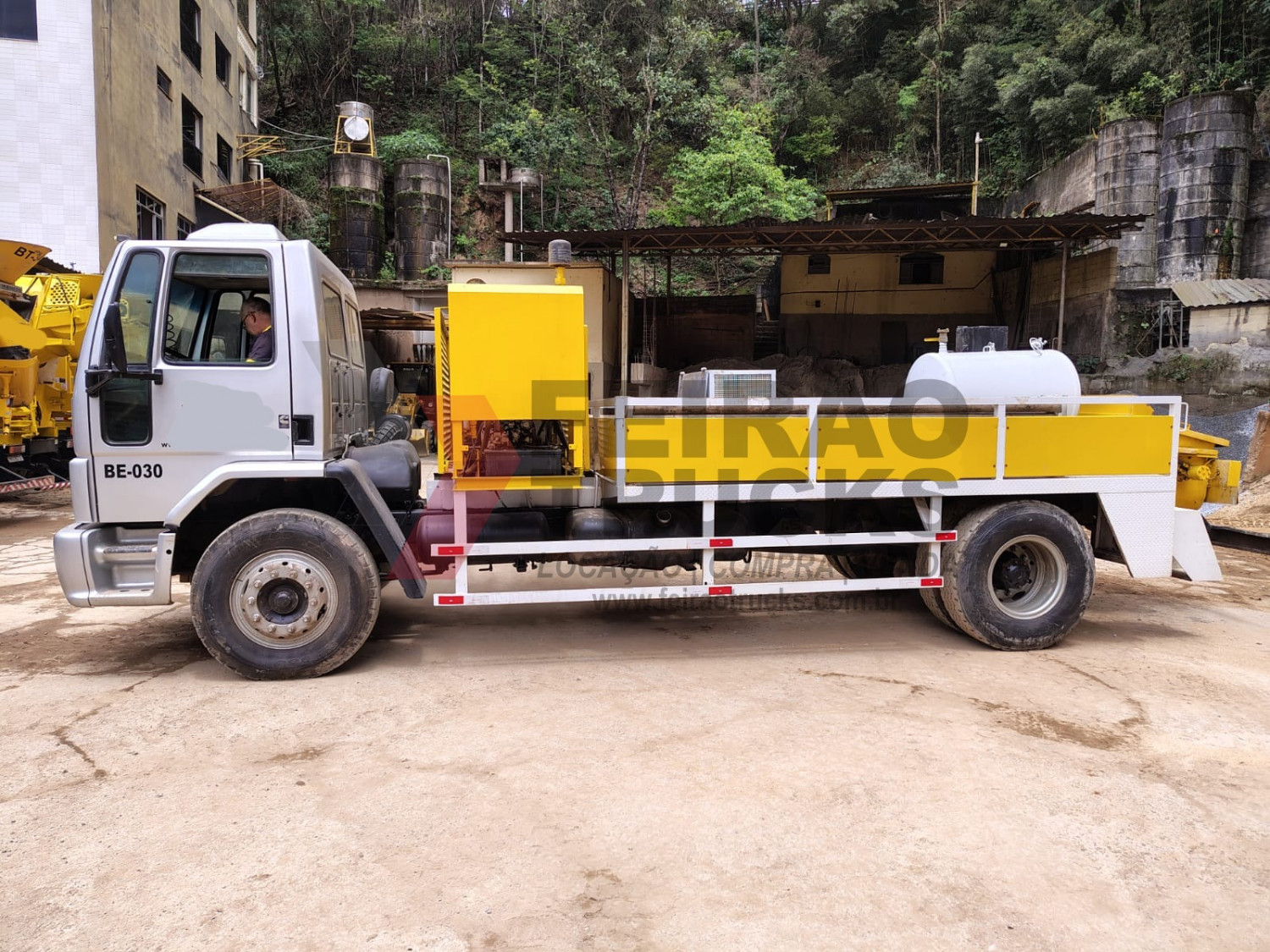 Bomba 1406 com caminhão Ford Cargo 1517 - Conjunto 2008